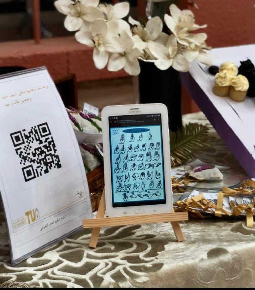 BahjaTu1's tweet photo. - مبادرة تراها سهله 👍🏼🤟🏼:
هكذا بدأنا حديثنا بتحريك الكلمات بأيدينا، و التي من خلالها نسعى لكسر الحواجز بين مجتمع السامعين و الصم، من خلال تعليمهم أساسيات لغة الإشارة، و تهيئة المجتمع للتعامل مع الأصم في مختلف المجالات. 
#جامعة_الطائف 
#بهجة_التطوعي https://t.co/6lEshAWRZB