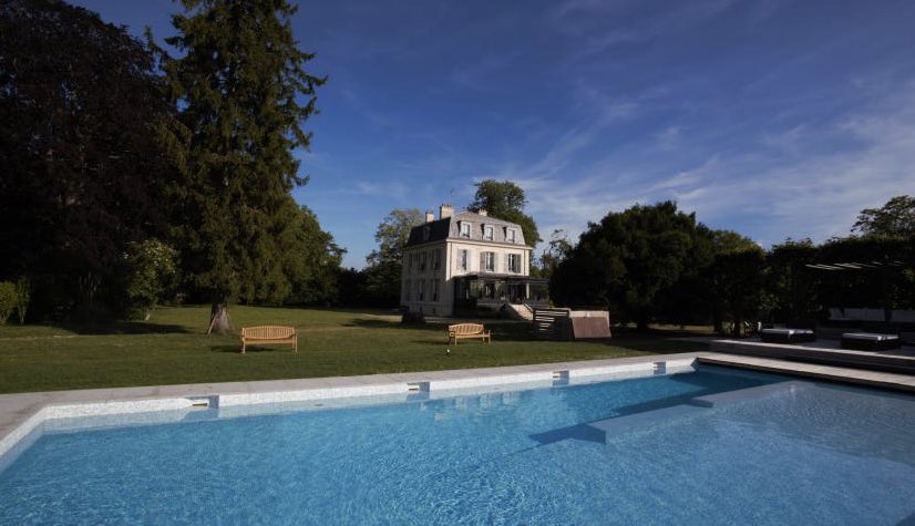 Pour les groupes de 12 c’est parfait piscine spa etc bref c’est assez cher mais c’est super beau et ça vaut le coup 850e/n  https://abnb.me/bIq89S8FI9 