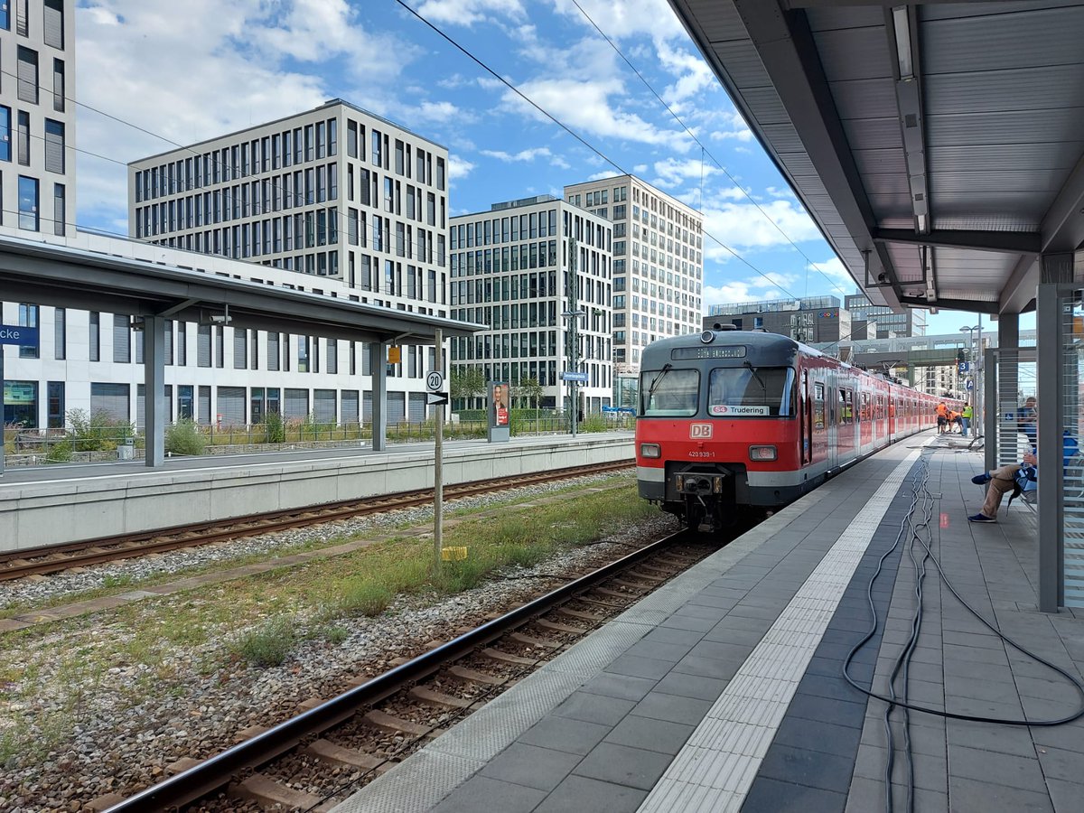 Bonus Track: simplement comentar que els mateixos trens que van inaugurar tant l'S-Bahn com l'U-Bahn l'any 1972 encara segueixen funcionant a dia d'avui, gairebé 50 anys després. Reformats, sí, però funcionen a la perfecció.