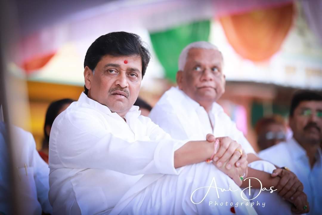 DarsewadS's tweet photo. माझ्या #हृदयाच्या शेवटच्या #ठोक्यापर्यंत साहेब तुमच्या सोबतच... ही भक्ती किंवा गुलामी नाही तर विचारांशी #बांधिलकी आणि तुमच्यावर असणारे #प्रेम आहे साहेब !
वसंतराव चव्हाण
#Ashok_Chavan.
@AshokChavanINC
@RavindraVasant7 https://t.co/ZsCYXt0vVF