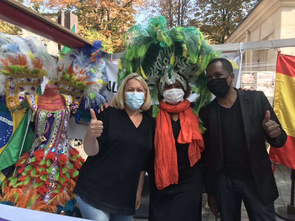 SimonnetDeputee's tweet photo. Riche matinée d’échanges à la fête des asso du 20e : soutien aux associations qui sont frappées de plein fouet par les répercussions de la crise sanitaire et se démènent pour faire vivre la démocratie locale dans le 20e, avec un soutien quasi inexistant du gouvernement ! #Paris20 https://t.co/czNiW3YgOA