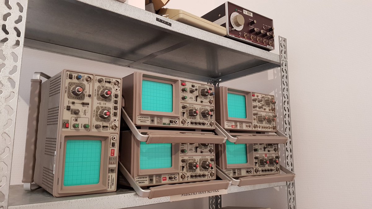 framboise314's tweet photo. Récupération pou l'assoc. de plusieurs #oscilloscopes #Hameg #hm203 un peu vintage... Après test de bon fonctionnement on les mettra en vente pour l'assoc. https://t.co/9IQfsn6iQz