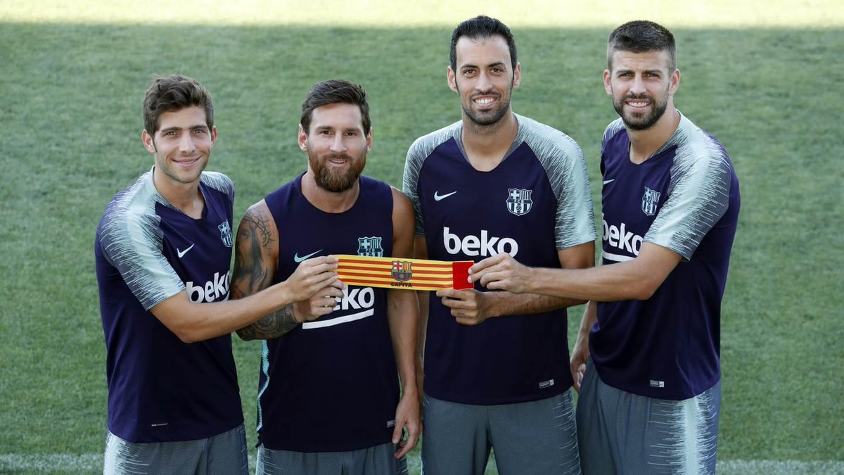 © Leo #Messi
© <a href="/5sergiob/">Sergio Busquets</a> 
© <a href="/3gerardpique/">Gerard Piqué</a> 
© <a href="/SergiRoberto10/">Sergi Roberto</a> 

4⃣ kapten musim 2020/21 🔵🔴