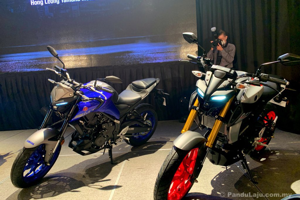 pandulaju's tweet photo. Akhirnya Yamaha MT-15 dan MT-25 sudah sampai Malaysia. 

Yamaha MT-25 guna enjin 4-lejang 249cc DOHC, 35.5hp dan 23.6Nm tork. 

Manakala Yamaha MT-15 guna enjin 155cc, 19hp dan 14.7Nm tork. 

Harga pula? 

Yamaha MT-25 - RM21,500
Yamaha MT-15 - Bakal diumumkan November depan. https://t.co/PeZcXXRaEe