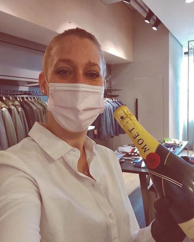 WildEmotionUlm's tweet photo. Unsere Annette ist heute im Einsatz für das Modehaus #Reischmann in #Ulm. Alle #Besucher sind herzlich eingeladen auf ein Getränk.
So macht Shopping 🛍 Spass !
#shopping #mode #servicekräfte #service #promotion #wildemotionevents https://t.co/sIXGlPWeaH