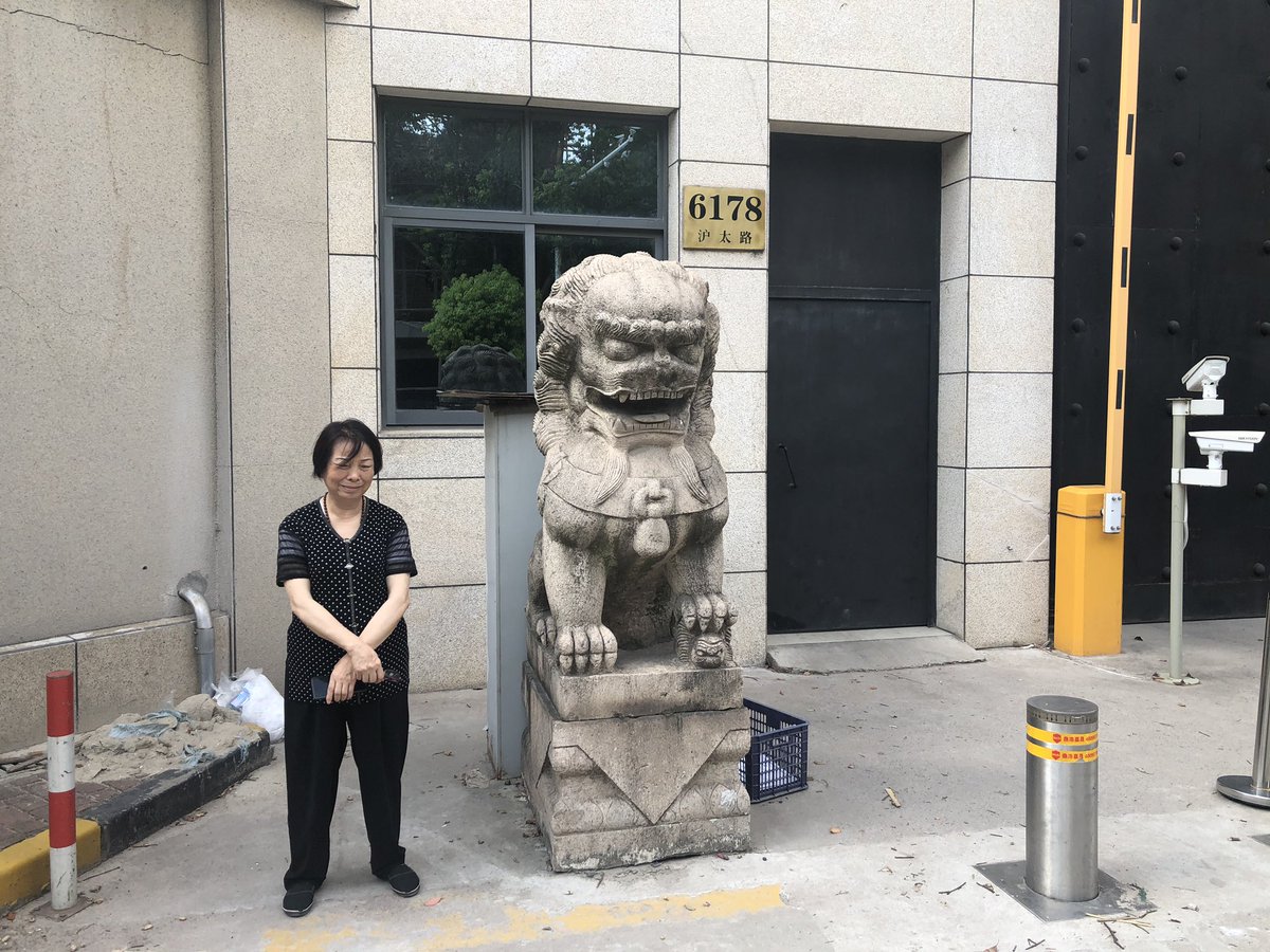 2020年9月1日下午两点，我到上海宝山监狱申请会见我儿子吴小晖，再次被拒绝。两年来，我曾数十次前往宝山监狱申请会见我儿子吴小晖均被拒绝，我丈夫吴传信（联通租赁集团创始人）创办的企业被上海一中院拍卖，名下房产至今被上海市公安局查封，我丈夫因此抑郁成疾，于2020年5月5日离世。