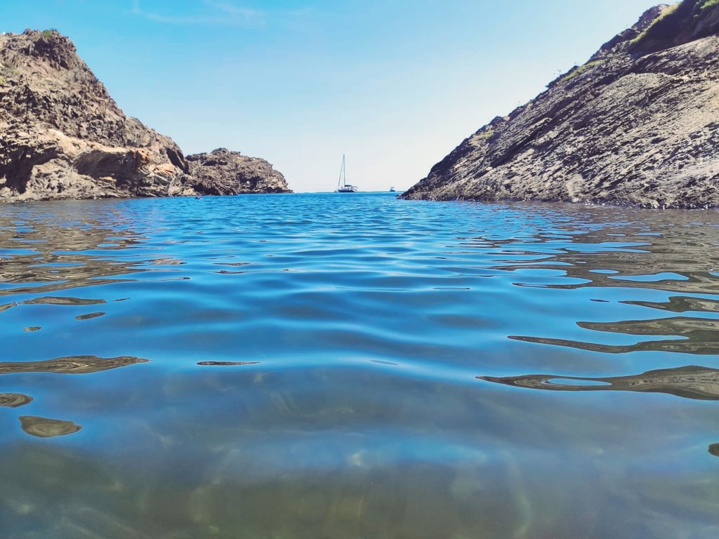 Neus_Mota's tweet photo. El mar com a mesura de totes les coses: Si estic trista em consola. Si estic enfadada em reafirma. Si estic alegre em fa més feliç. Si estic sola m'acompanya. I sens dubte m'ensenya amb qui vull compartir-lo 💙 https://t.co/zVhplRfqWV