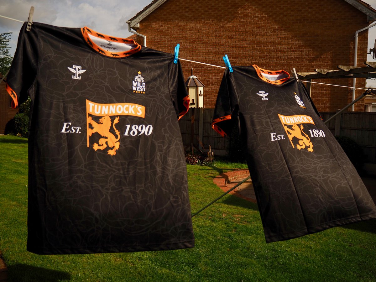 Wild West Press (@wild_west_press) on Twitter photo 🚨 AFC Wild West Press 20/21 Season Official Match Day Shirt 🚨
Uniquely designed in partnership with <a href="/IcarusFCphl/">IcarusFCphl</a> sponsored by @tunnocksuk
Extremely limited edition.
Our team all have one, are you going to get yours?
Available exclusively at our launch event 👀 🚨 AFC Wild West Press 20/21 Season Official Match Day Shirt 🚨
Uniquely designed in partnership with <a href="/IcarusFCphl/">IcarusFCphl</a> sponsored by @tunnocksuk
Extremely limited edition.
Our team all have one, are you going to get yours?
Available exclusively at our launch event 👀