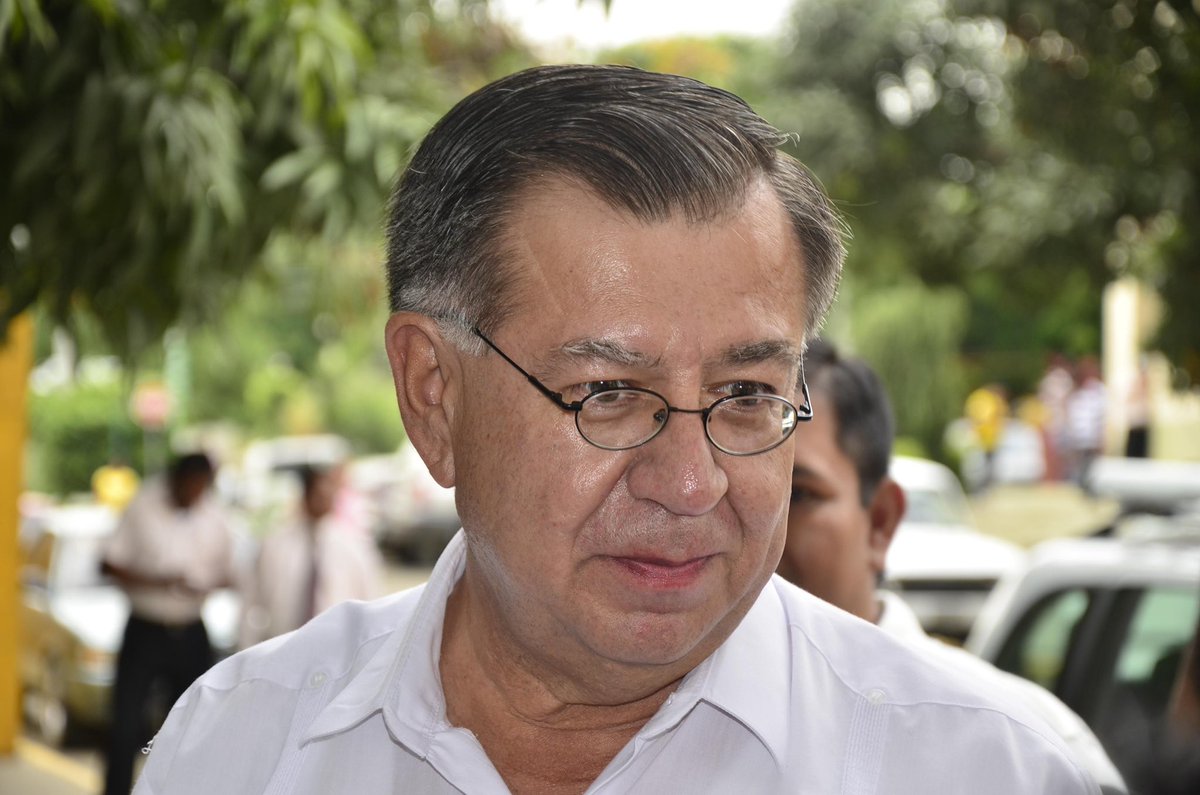 biological_dr's tweet photo. CAE POR CORRUPCIÓN SUEGRO DE ARAUZ 

Vicente Veliz Briones, suegro del Lelo Arauz, fue destituido como Rector de la Universidad Técnica de Manabí por CORRUPCIÓN.

Y así y como buen correista, ARAUZ va rodeándose de CORRUPTOS por doquier. https://t.co/wlfN7zt9J6