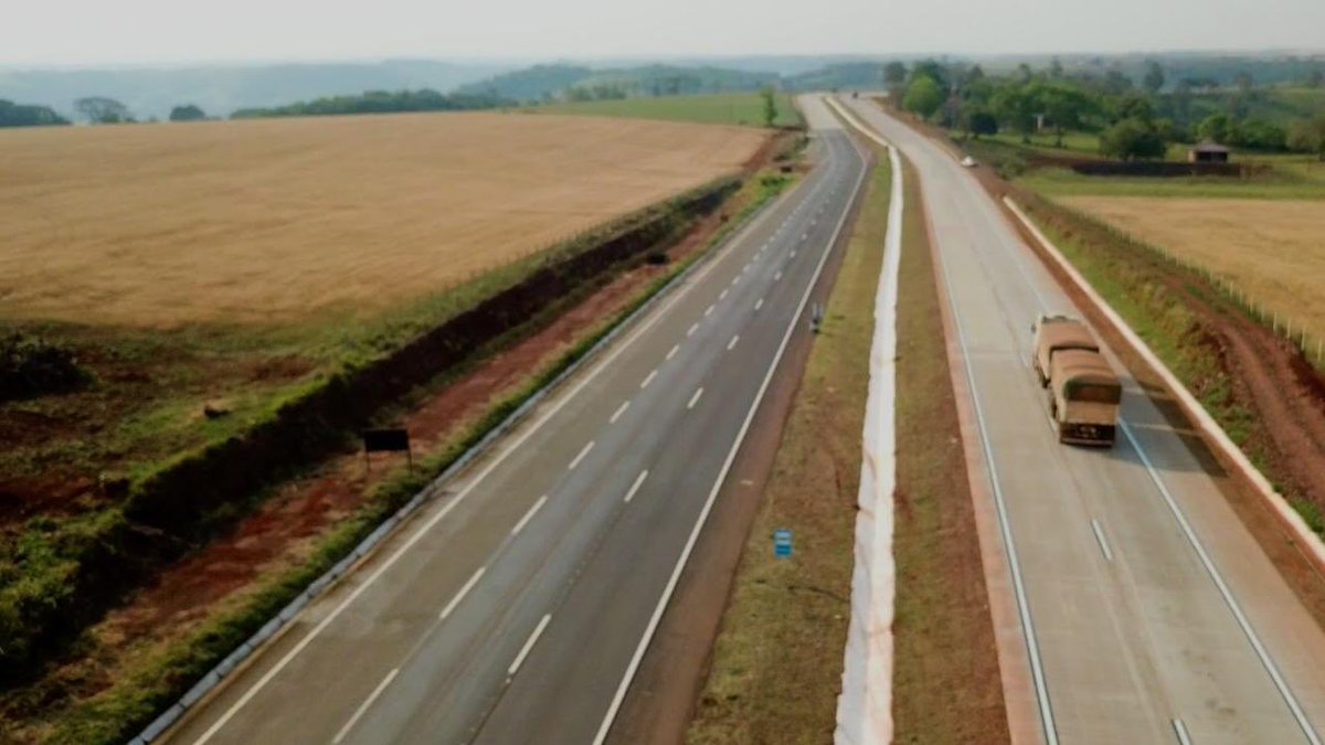 tarcisiogdf's tweet photo. Alô, Paraná! @DNIToficial liberou hoje + 9 km de pista duplicada na BR-163, c/ construção de 4 retornos e implantação da terceira faixa. Obra beneficia um dos eixos logísticos p/ o escoamento da produção do PR e MS, facilitando o acesso aos portos de Paranaguá (PR) e Itajaí (SC). https://t.co/GObSuMGpe2