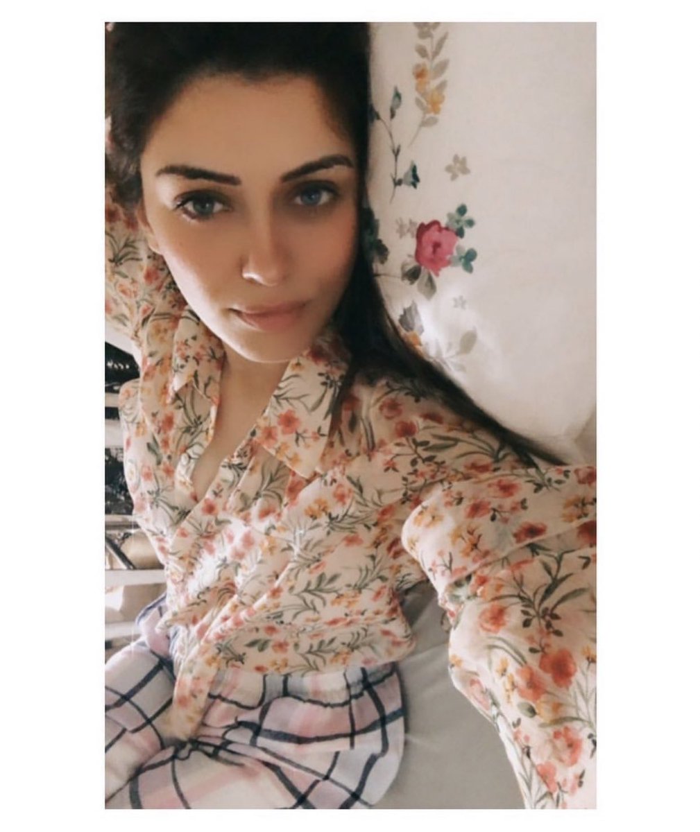 Hansika_ismine's tweet photo. Babe @ihansika : Formal work top and comfy home PJs.
#WorkFromHomeHack ๐ค https://t.co/4umruSd8vY
