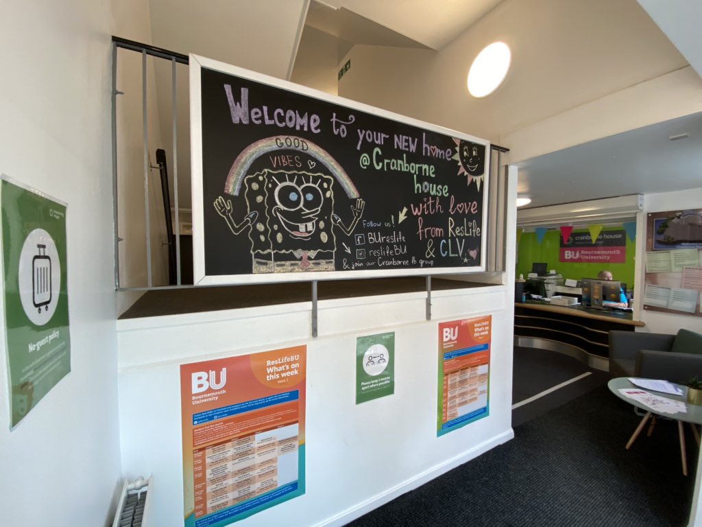LeftHanderSam's tweet photo. Welcome to all the new @bournemouthuni students living at @clv_uk Cranborne House! The ResLifeBU &amp; CLV Teams look forward to meeting you soon ☺️ (welcome board created by Silvia, our incredibly talented Resident Assistant &amp; final year BATV student @mediabmth) https://t.co/8OicjdsNbo