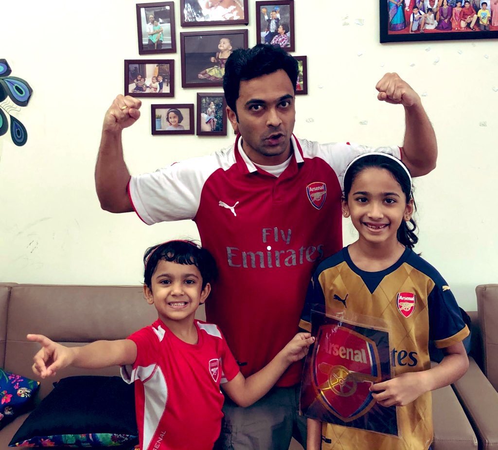 prashantmannur's tweet photo. @RanveerOfficial #arsenal #PremierLeague Glory Glory Arsenal With My Dolls😍😍😍 https://t.co/IUcOSdZiIM