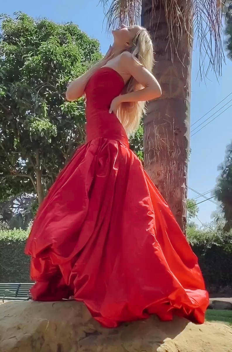 CFDA on actress and musician #DoveCameron is a vision of beauty in scarlet red ball gown from @OscardelaRenta. Find out who this year's #CFDAAwards winners are Monday, September