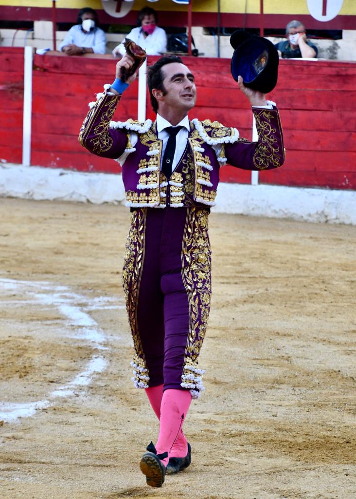 TorosBaza's tweet photo. 🏟 𝗗𝗶𝗿𝗲𝗰𝘁𝗼 | 2️⃣ @DFelFandi, oreja. 
🐂 “Aislado-38”, de Román Sorando, silencio. https://t.co/Ju1yRLbQMQ