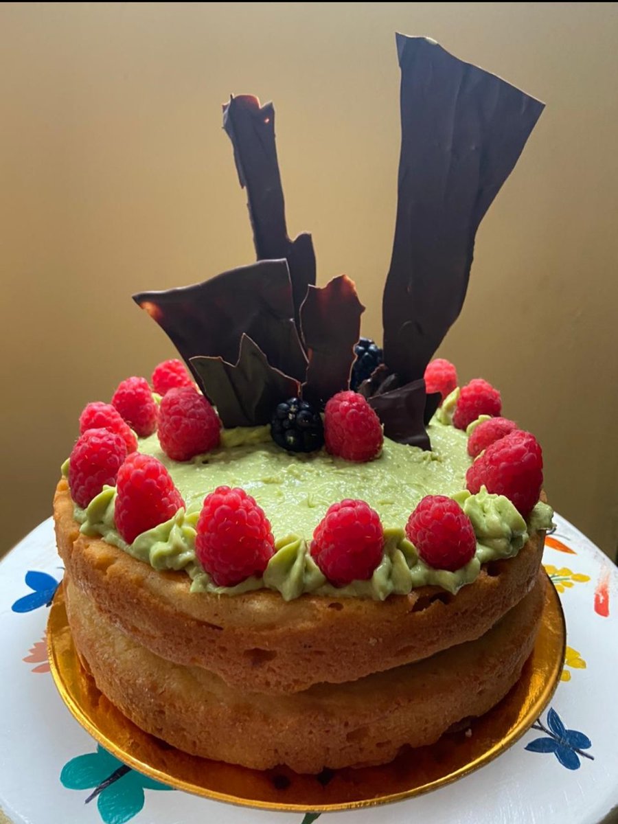 LasMercedesCDMX's tweet photo. Para quienes aman los postres, pero buscan menos calorías, este pastel con harina de almendra y splenda, adornado con mousse dulce de aguacate y chocolate sin azúcar. #pastel #pasteles #pastelsaludable #pasteleríaartesanal #aguacate https://t.co/6LYTXbripO