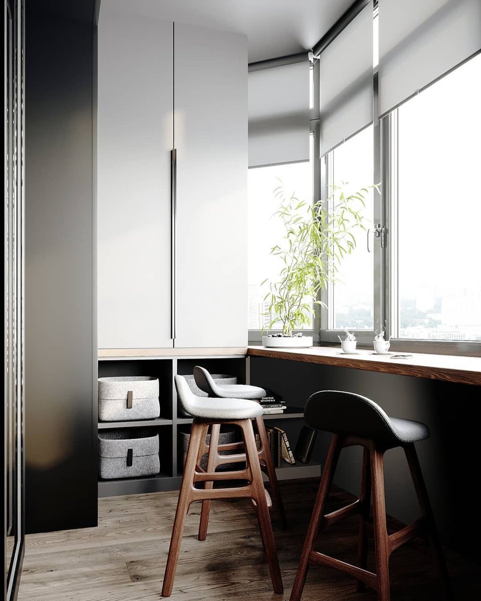 رغم ضيق المكان واكتسائه اللون الرمادي الداكن الا أن النافذة الكبيرة فرضت الاضاءة وامتزاجها بالحبكة الخشبية الموجودة في الاثاث لتعبر عن اقتحام الطبيعة للمكان .
#الرياض
#تصميم_داخلي 
#مفقود_المدينه_المنوره