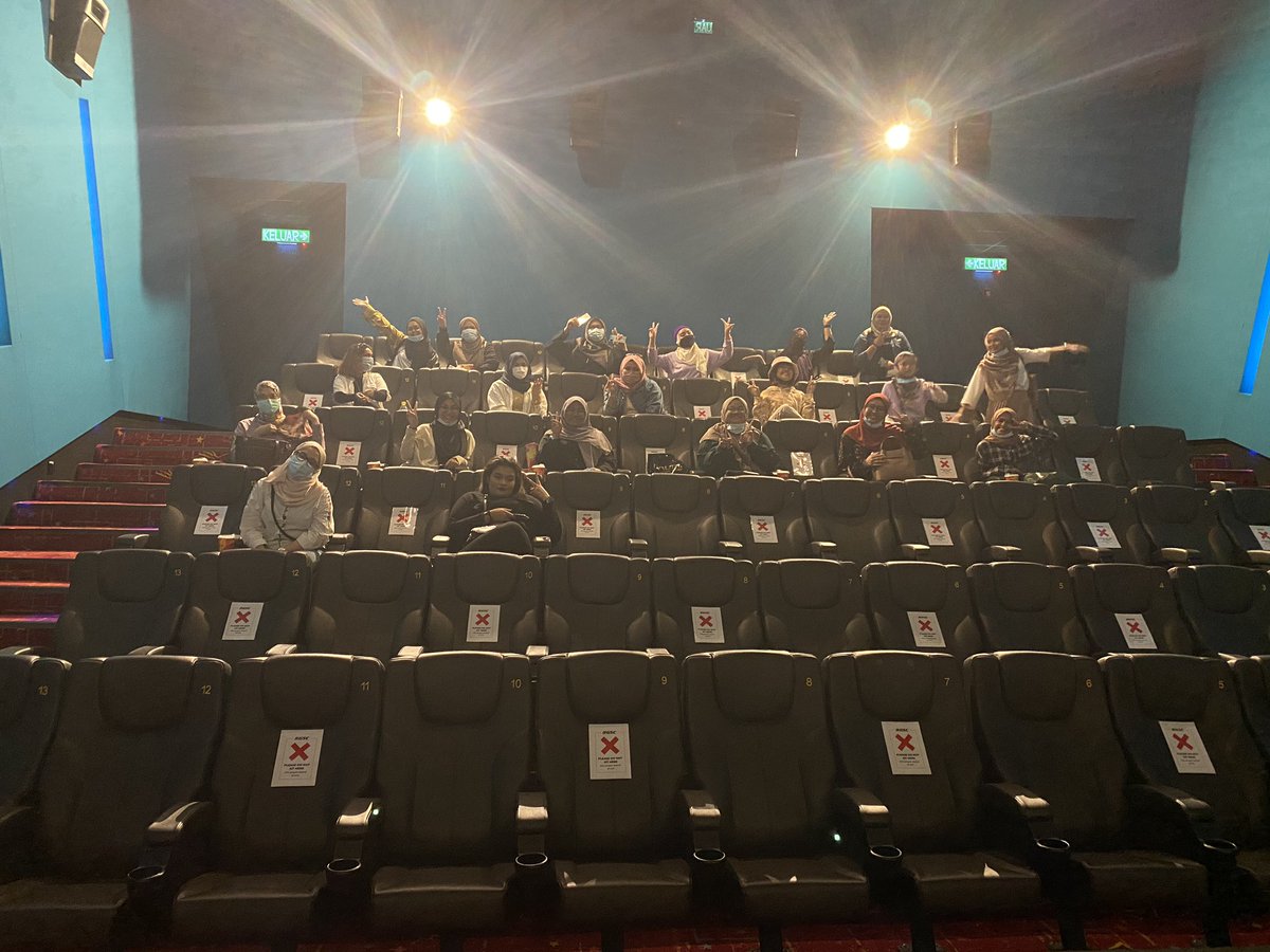 closeokie's tweet photo. @JbtsSquad ‘s booked hall! 
💃🏻💜 @BTS_twt #BREAKTHESILENCE_THEMOVIE GSC cinemas JB! https://t.co/VW2GkCQ8Ts