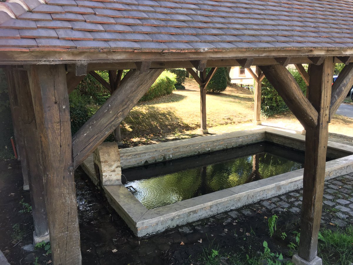 Louis Braille, baptisé ici même à l’église Saint-Pierre de Coupvray se blesse dans sa prime enfance en jouant dans l’atelier de son père bourrelier, et perd la vue. Il n’en accompagne pas moins sa mère dans ses travaux domestiques comme ici au lavoir.