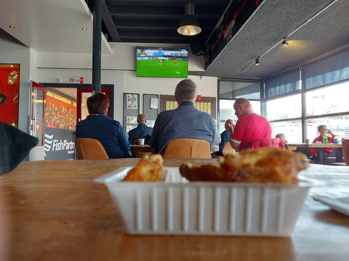 JaapdeGraaf69's tweet photo. Bij de ene club betalen de leden entree om een thuiswedstrijd te kijken. Bij de andere club krijg je gratis Kippenvleugels als je in de Kantine komt kijken @VVIJV #coronatijd https://t.co/E7ReOwDJEx