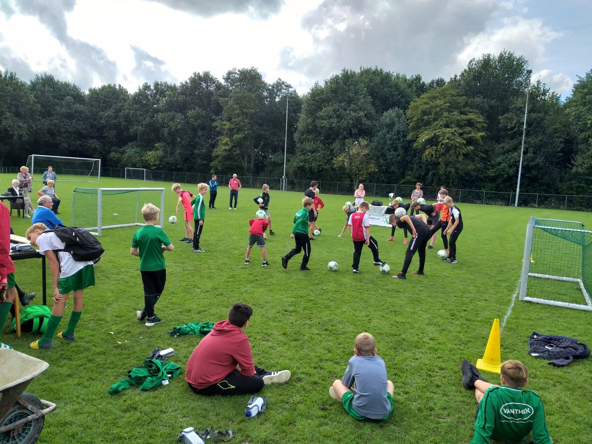 Leuke clinic van Belgisch kampioen freestyle voetbal Martijn Debbaut bij ondertekening lokaal sportakkoord van de sportraad en <a href="/koggenland/">Gemeente Koggenland</a> bij <a href="/RKEDO/">RKEDO</a>. #panna #hooghouden