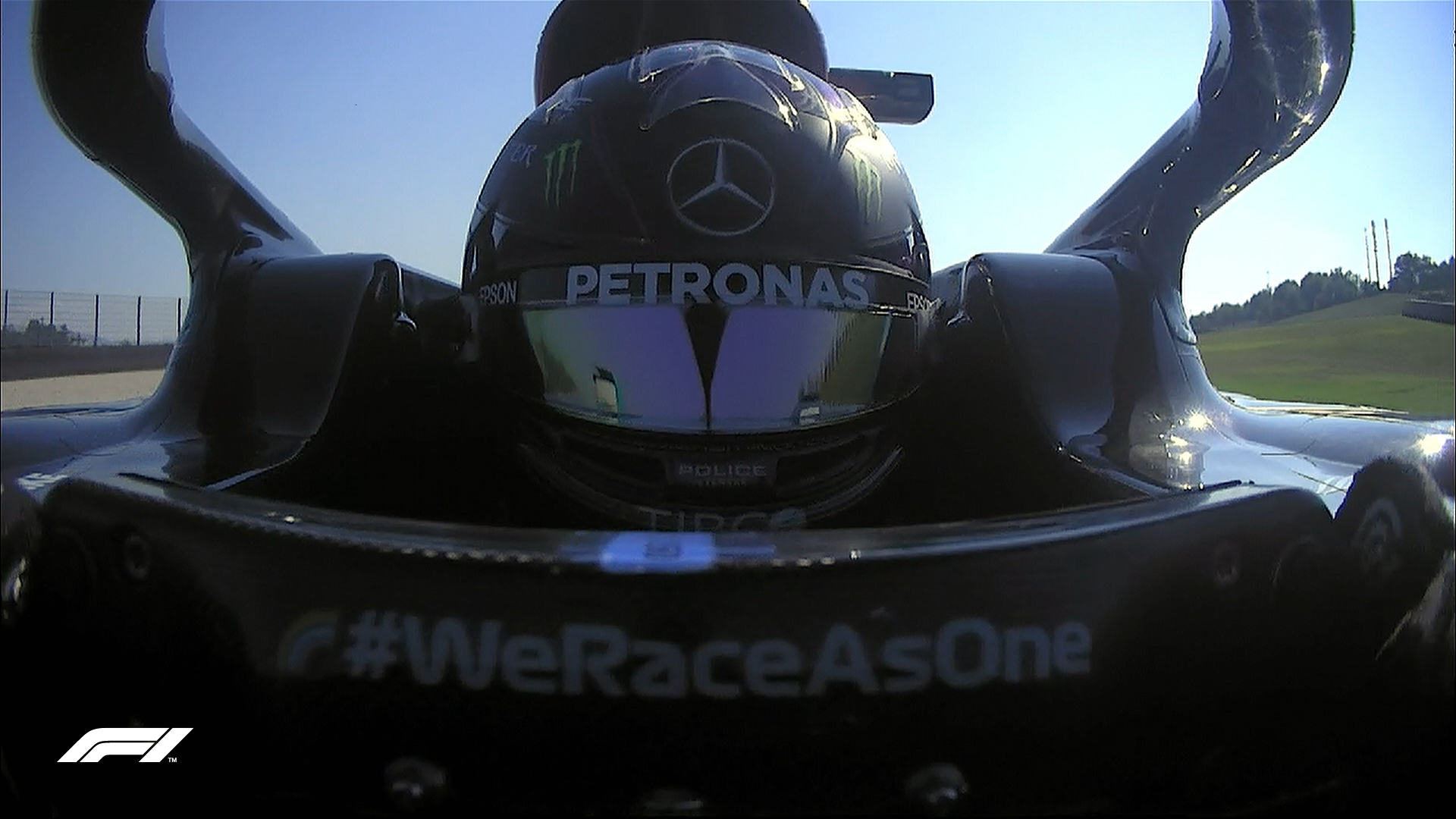 Lewis Hamilton 59 ezreddel győzte le a szabadedzéseket domináló csapattársát
