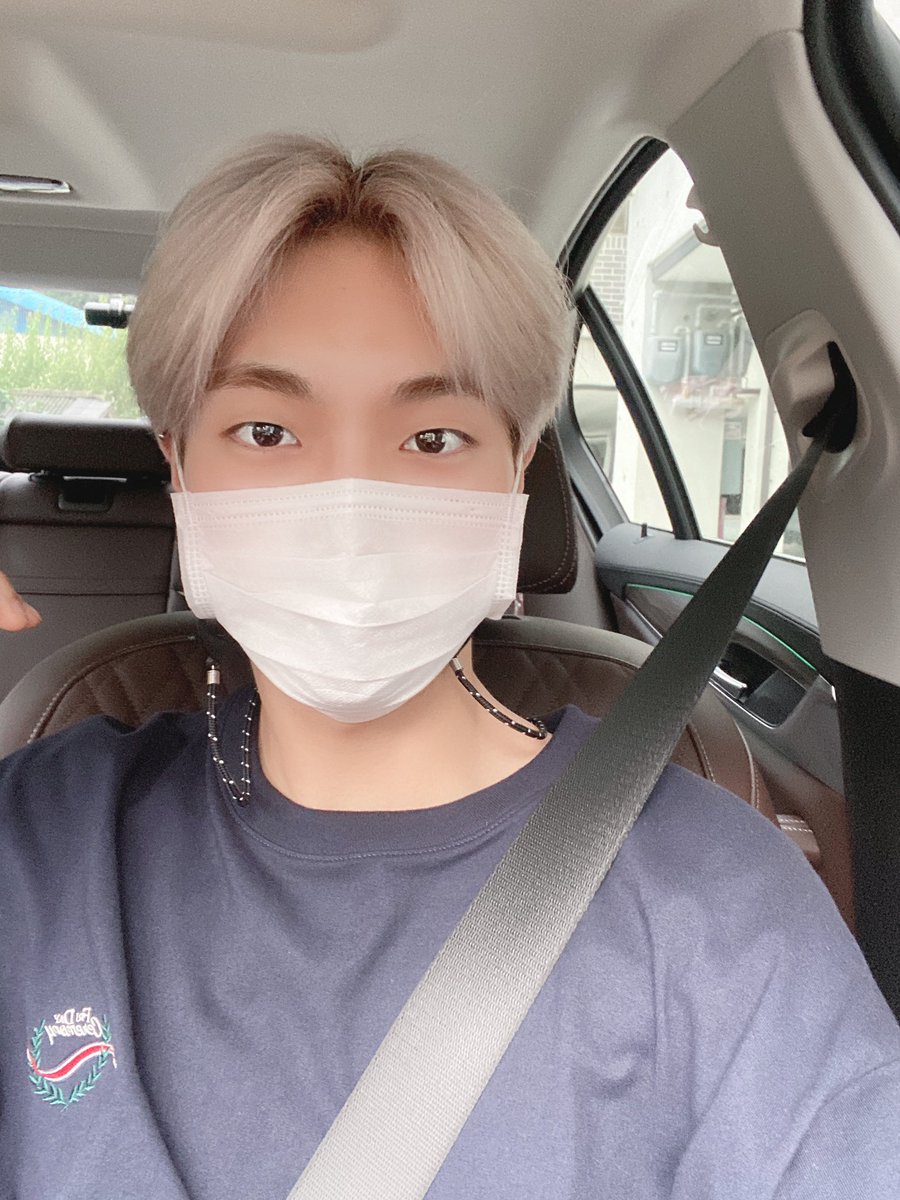 7OC_official's tweet image. [#앤디] 

오늘하루 잘 보냈나요?! 
저는 오랜만에 가족도 만나고 
마요도 만났어요❤️ 행복쓰!!
다들 잘 보냈길 믿고 우리 내일 만나용🌹😆

#세븐어클락 #앤디 #로즈들 #굿밤