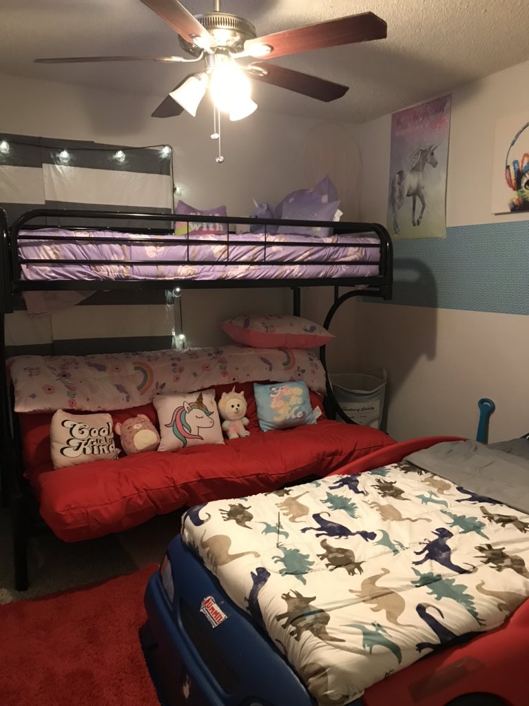 LaughsJay's tweet image. Decorated my kids room I would do this for living it was fun and cake out great !!!!