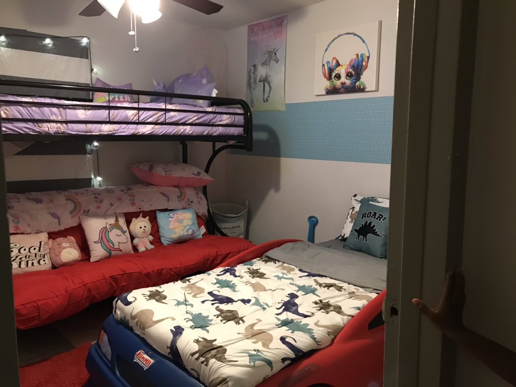 LaughsJay's tweet image. Decorated my kids room I would do this for living it was fun and cake out great !!!!