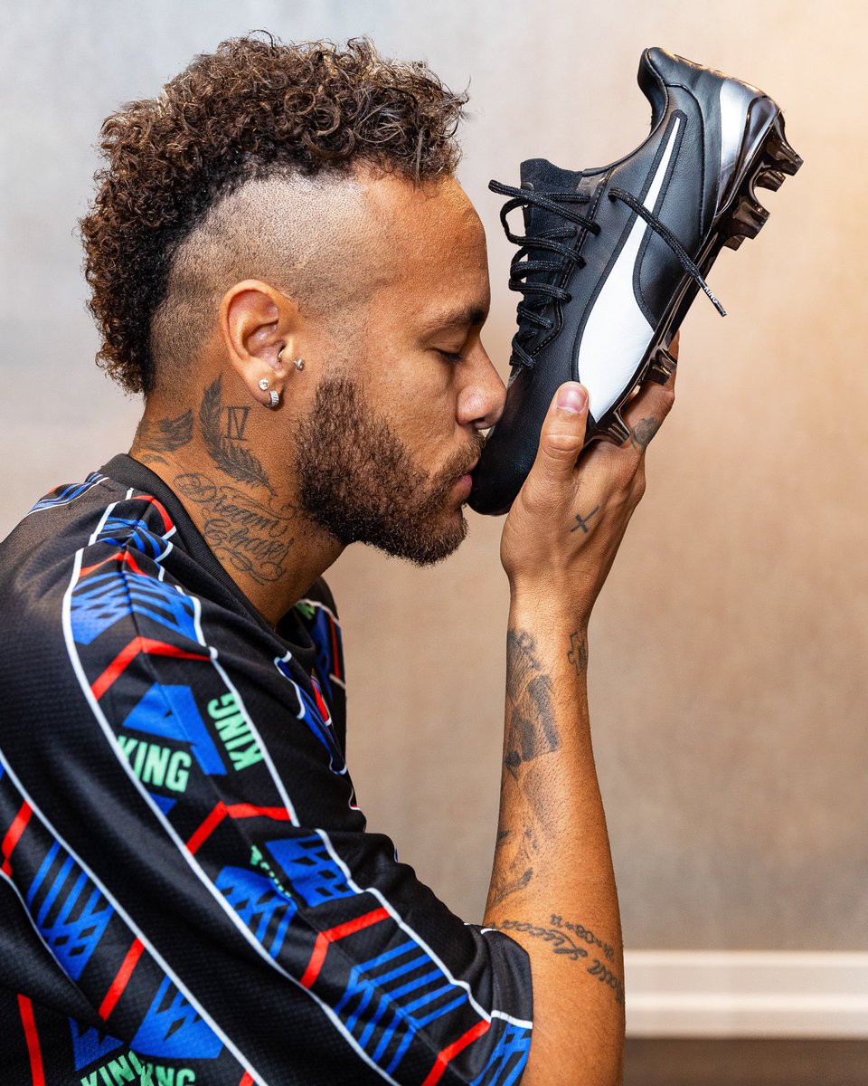 When your hair matches your new boots 👑 <a href="/neymarjr/">Neymar Jr</a> #KingIsBack