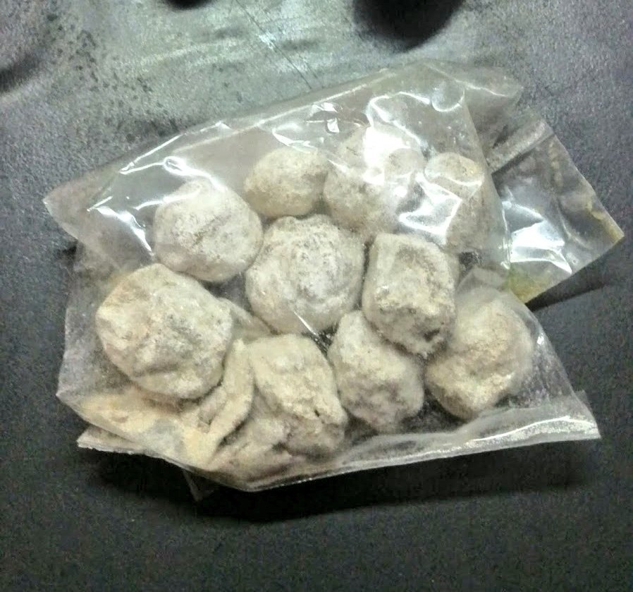 Okay2 rasa pekat dia aku umpama kan benda ni. Korang masukkan dua biji dalam mulut kuat2 hisap. Macam tu la keadaan aku sekarang.