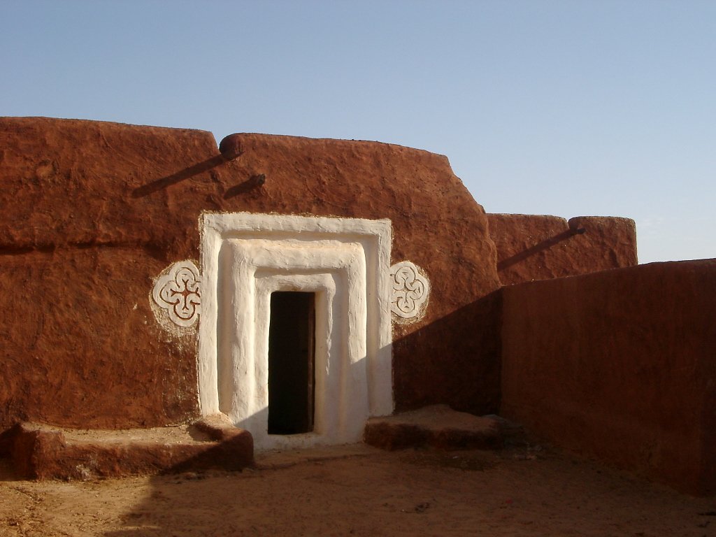 Kırmızı kille inşa edilip alçıtaşı ile süslenen bu evlere Valata kadınlarının elleriyle hoş desenler işleniyor. Girişleri heyecan verici bu evlerin kapıları ise ahşaptan. Sahra'daki bu saklı güzellikler her yağmur mevsiminden sonra kil ve alçıyla onarılıyor.

📍Valata/Moritanya🇲🇷