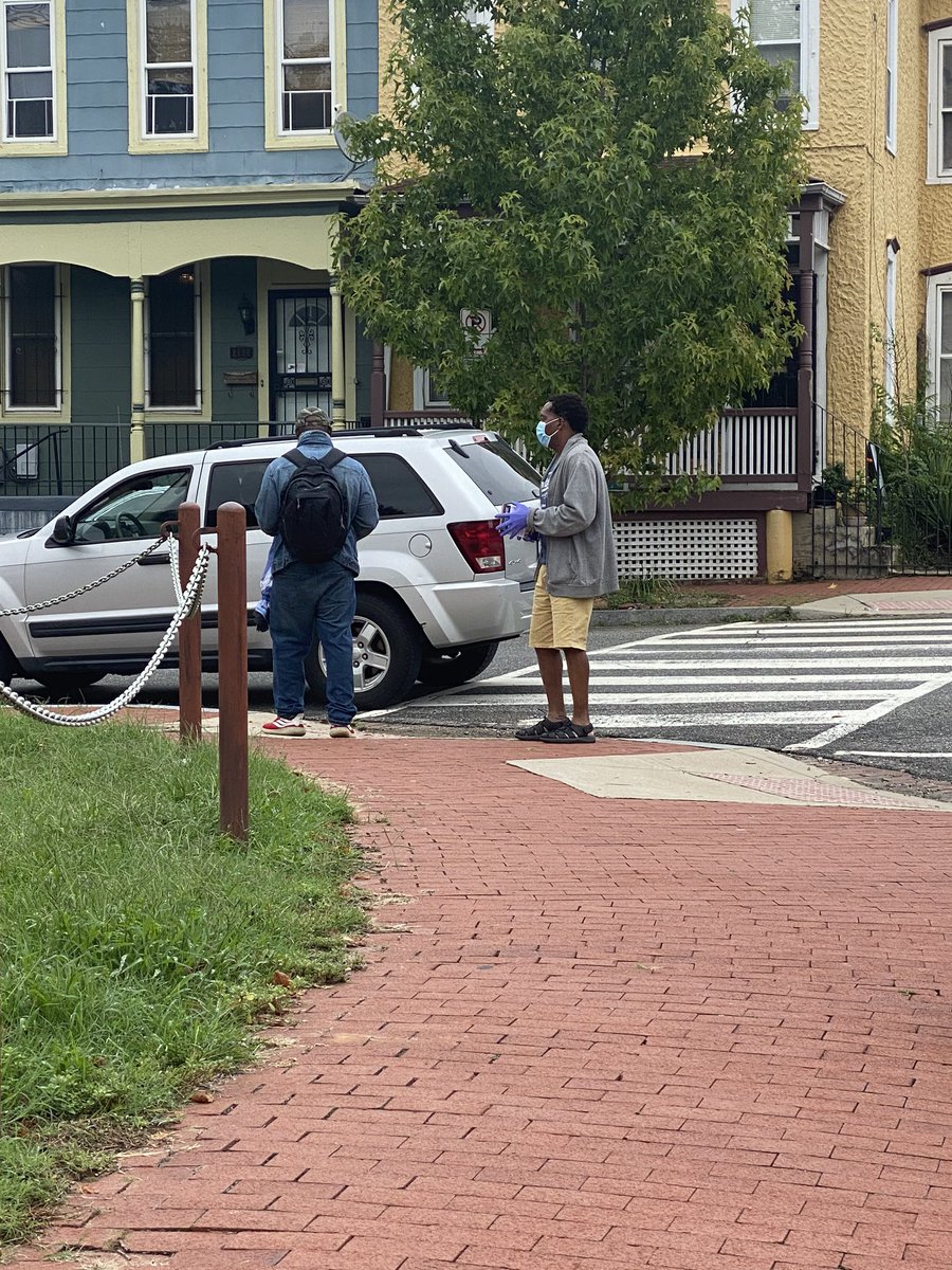 ThePanch8's tweet photo. #TeamLazere here in Anacostia talking to voters as they come pick up produce. 

@edlazere is addressing the transportation and food desserts in wards 7 and 8 by proposing restoring old bus routes and creating more reliable and dedicated service. #TransportationDC @wmata https://t.co/3jSb9mun3T