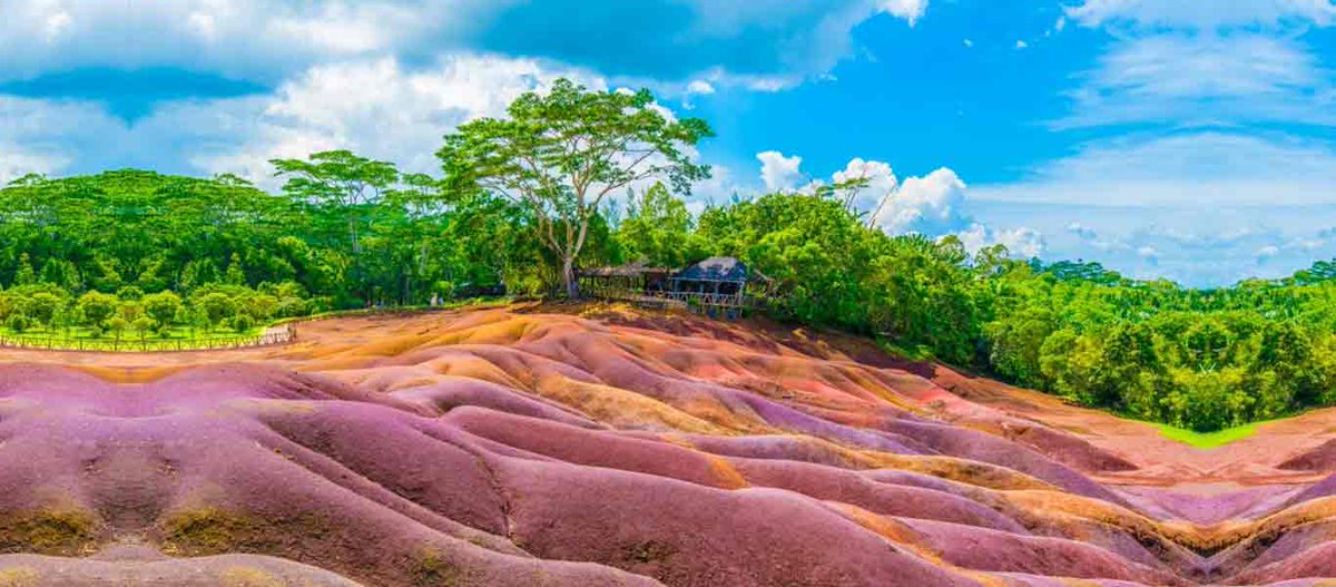 600 ദശലക്ഷം വർഷം പഴക്കമുള്ള മാജിക് മണ്ണിൽ വിരിയുന്ന മാരിവില്ല്എന്നും കൗതുകമുണർത്തുന്ന കാഴ്ചയാണ് ഏഴുനിറങ്ങളിൽ മാനത്തു വിരിയുന്ന മാരിവില്ല്. എന്നാൽ ഇന്ത്യൻ മഹാസമുദ്രത്തിലെ ഒരു ദ്വീപുരാഷ്ട്രമായ മൗറിഷ്യസിലെ ' ചമറേൽ ' എന്ന ഗ്രാമം ശ്രദ്ധയാകർഷിക്കുന്നത് അവിടുത്തെ മണ്ണിൽ (1)