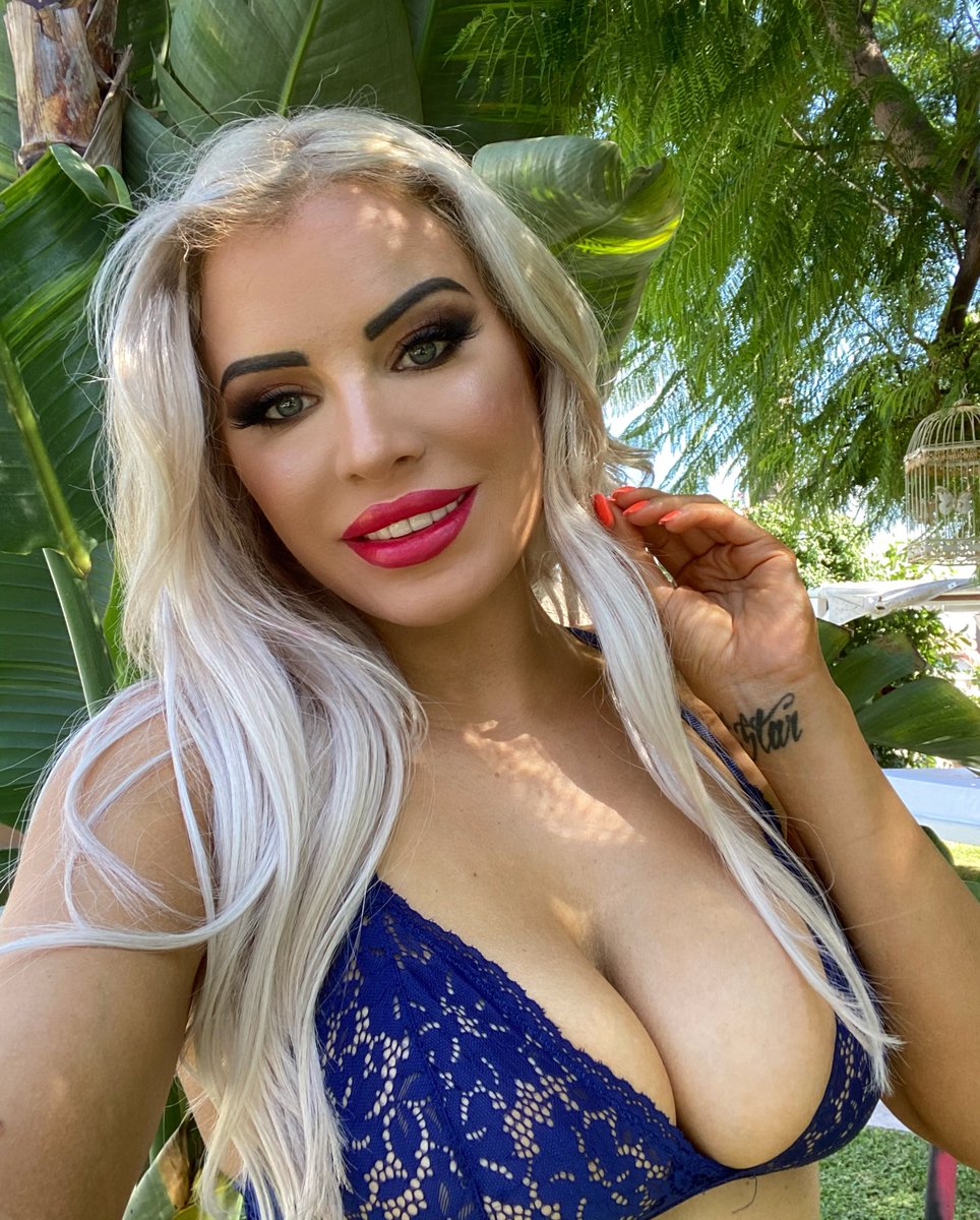 carlahowe tweet media