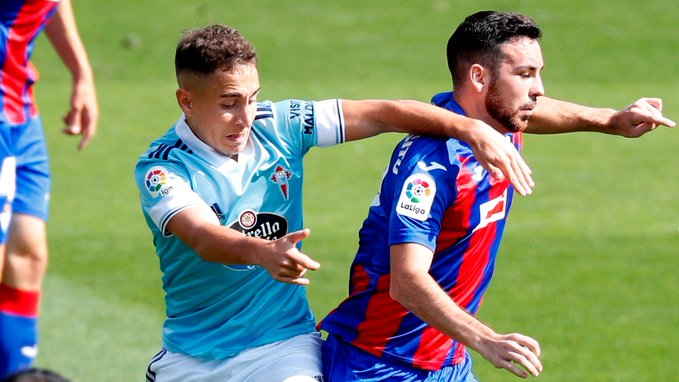Emre Mor buscando escapar de un rival (Foto: LaLiga).