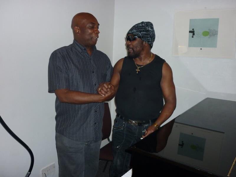 DubMaestro1's tweet image. My Reggae Hero, Toots Hibbert, has gone to meet the Father of Creation 😭 I'm sending condolences to all of his Family and Loved ones.. R.I.E.P  my vocal teacher🎤
After party at the Barbican 2010
#tootshibbert #TootsAndTheMaytals #Reggae 
Photo: Mims