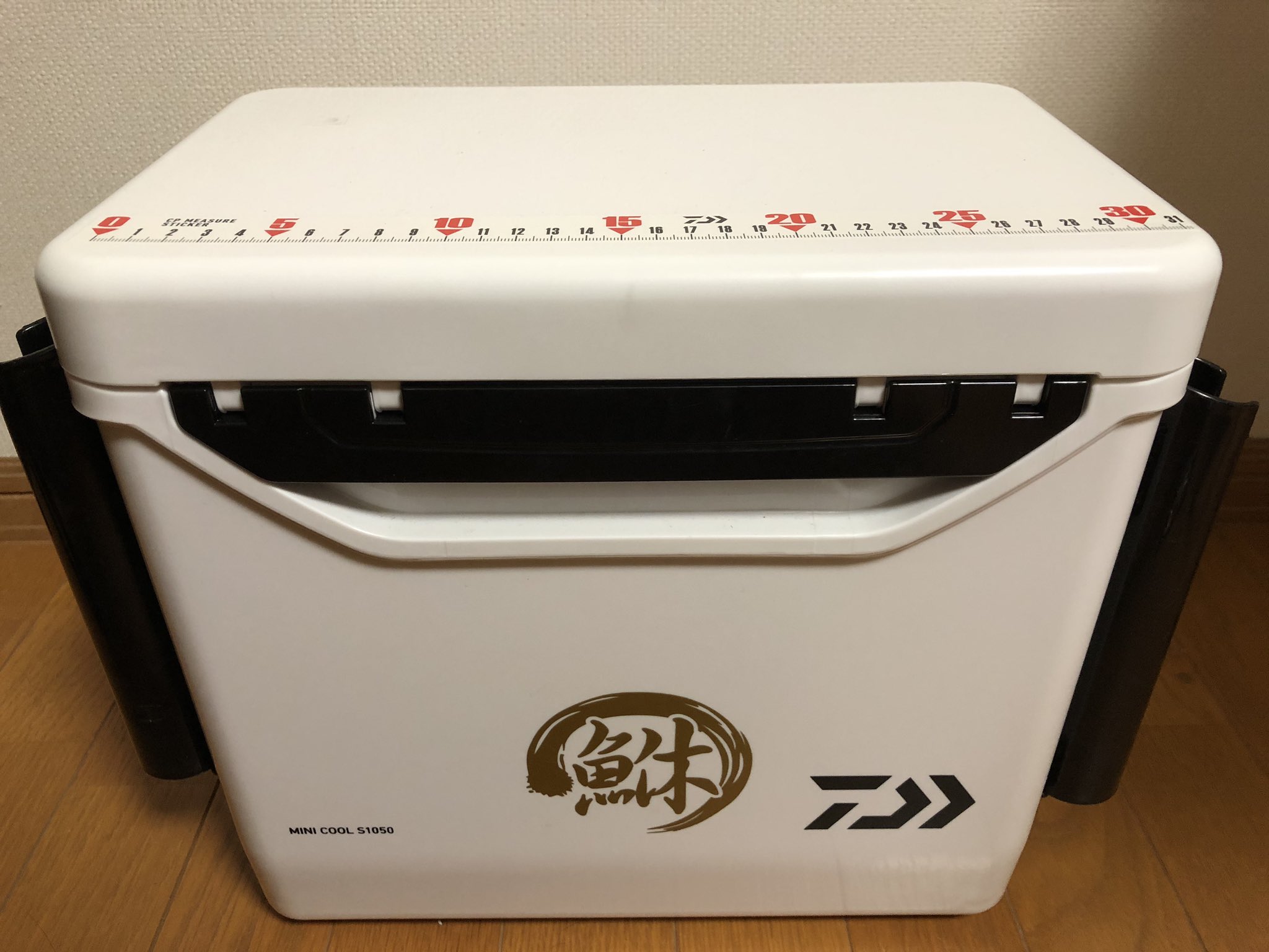 ひらりゅう おゆみ野 クーラーボックスにロッドホルダーとステッカー装着 それにしても 魚へんに休 何とも自分らしい漢字 それにしてもヨドバシさん ステッカー1枚をこの箱で送料無料とは 内房 メバリング エギング ダイワ