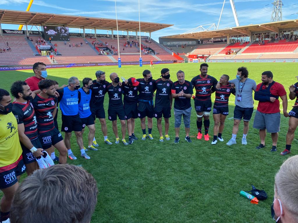 StadeToulousain's tweet photo. Les Stadistes savourent cette 1ère victoire à domicile, sur la pelouse d'Ernest Wallon, devant certains membres de notre #FamilleST ! #STSR 🔴⚫ https://t.co/gPcu2iowB6