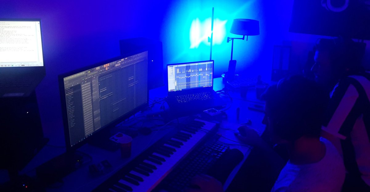 solocrp's tweet photo. When we all crips in the room 🔫 https://t.co/iYbXpsbdlB