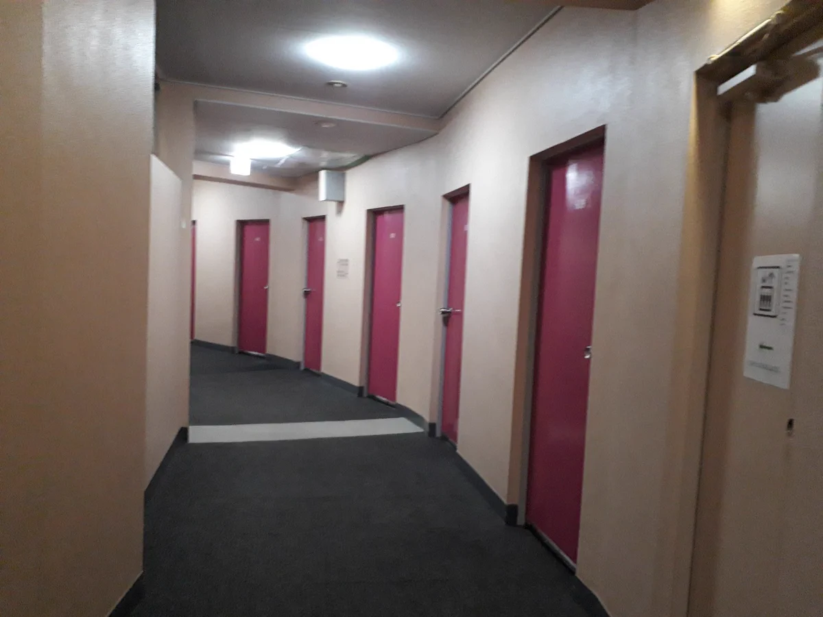 既視感あるホテルだと思ったら…？ミステリー小説にありがちな建物だった！ｗｗ