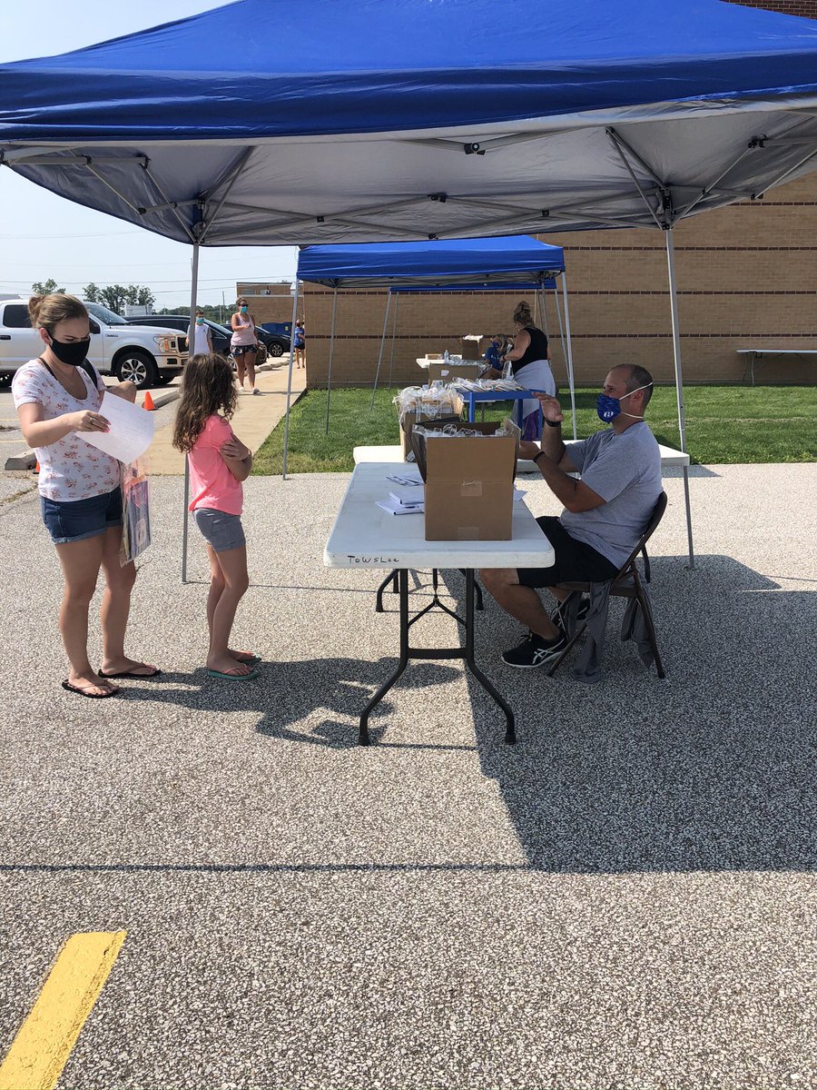 BCSDTowslee's tweet photo. We were so excited for our students and teachers to be able to meet before remote learning begins on Monday! #wemissourstudents #towslee #BrunswickPRIDE https://t.co/JhtYFA4XGj