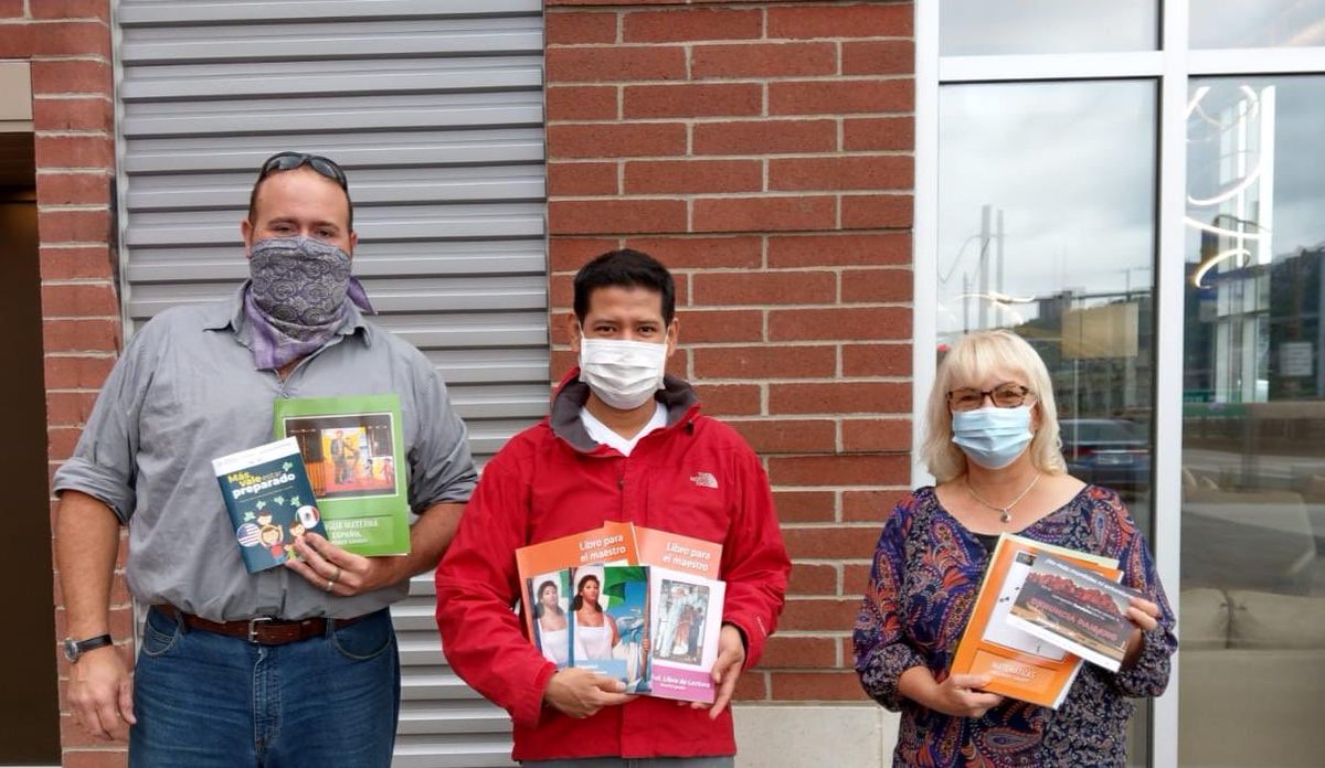 ConsulmexFila's tweet image. @ConsulmexFila hizo entrega de 465 libros 📚 de texto en español a @iu5edinboro del #migranteducationprogram de la ciudad de @Pittsburgh para el beneficio de la comunidad mexicana en esta región. 

#VOE #EducaciónSinFronteras #VentanillasComunitarias @IME_SRE