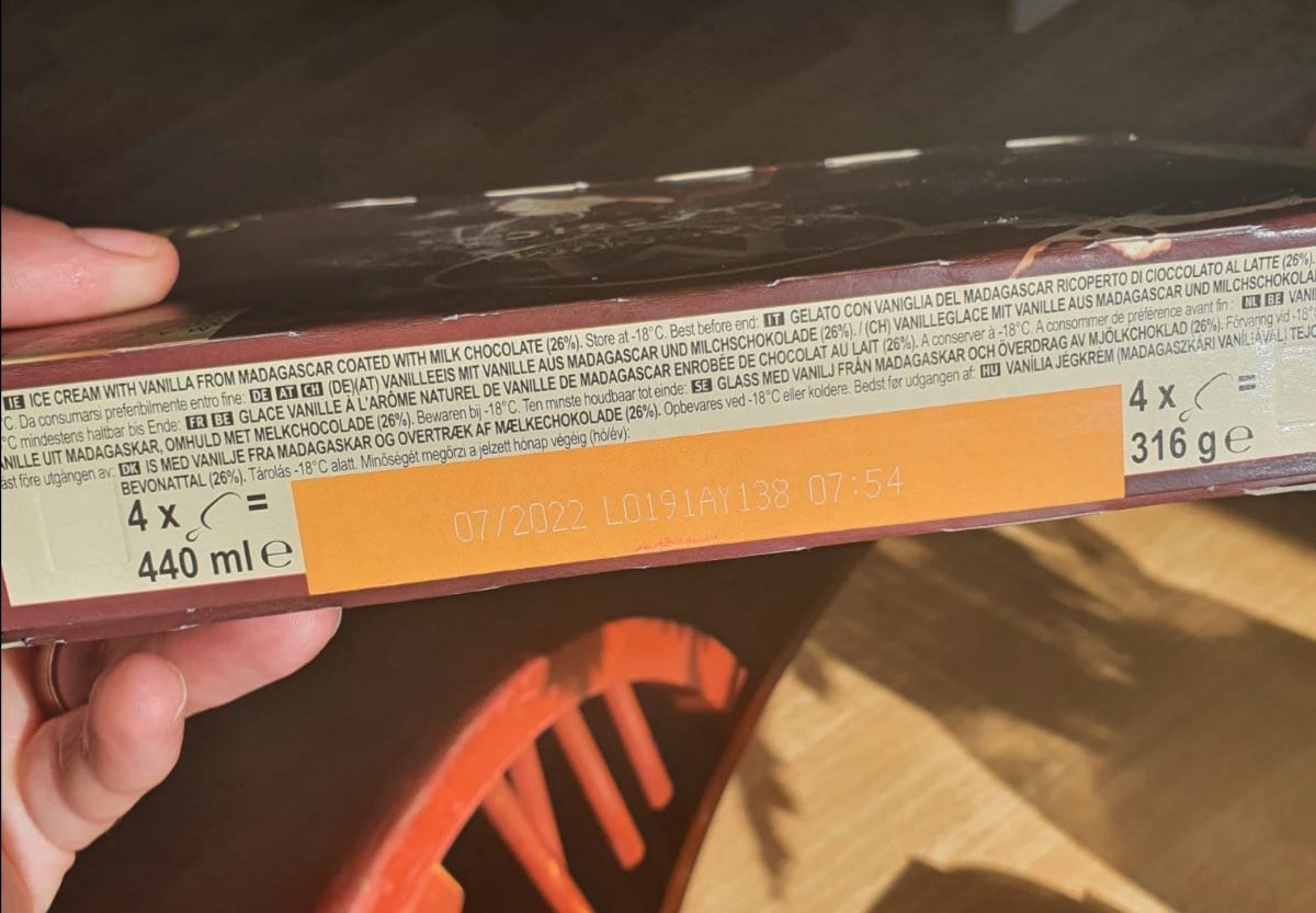 corinnepappin's tweet photo. Very #disappointed, treated ourselves to a @MagnumIceCream from @tesco while the sun is out. Wasn't expecting them to have frozen yellow sticky ice on the stick, a gap between the chocolate and #icecream which looked and tasted strange. Had to throw them in the bin #icecreamfail https://t.co/IFNm7ZlwFz