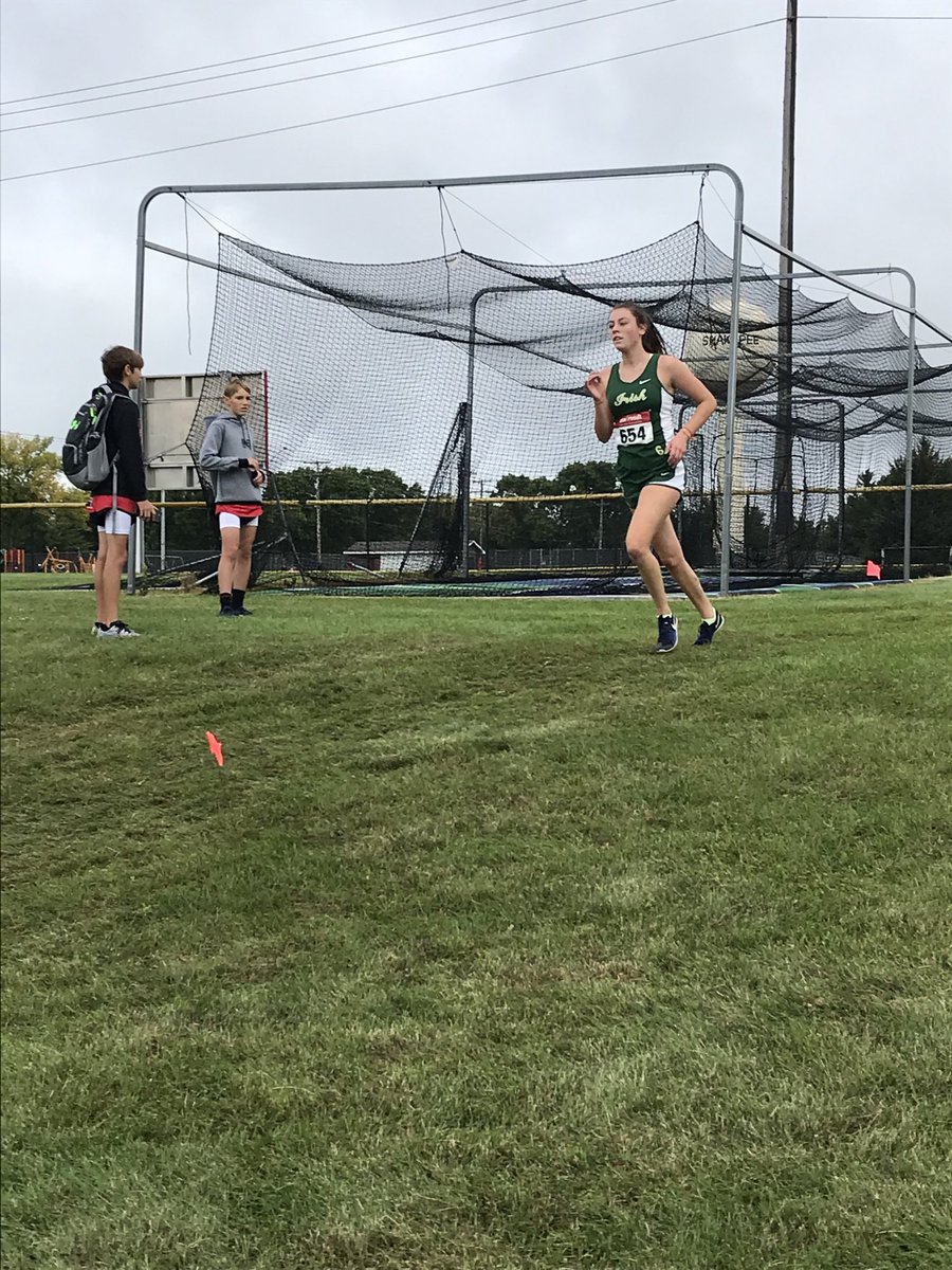 RosemountCC's tweet image. Irish ☘️ senior Makayla Bishop heads to victory in Shakopee.