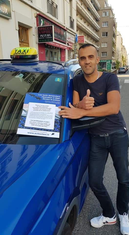 taxi_action's tweet photo. L'affichage et la diffusion a commencé à Grenoble ! #TaxisVSUber https://t.co/yZqmzVR0T4