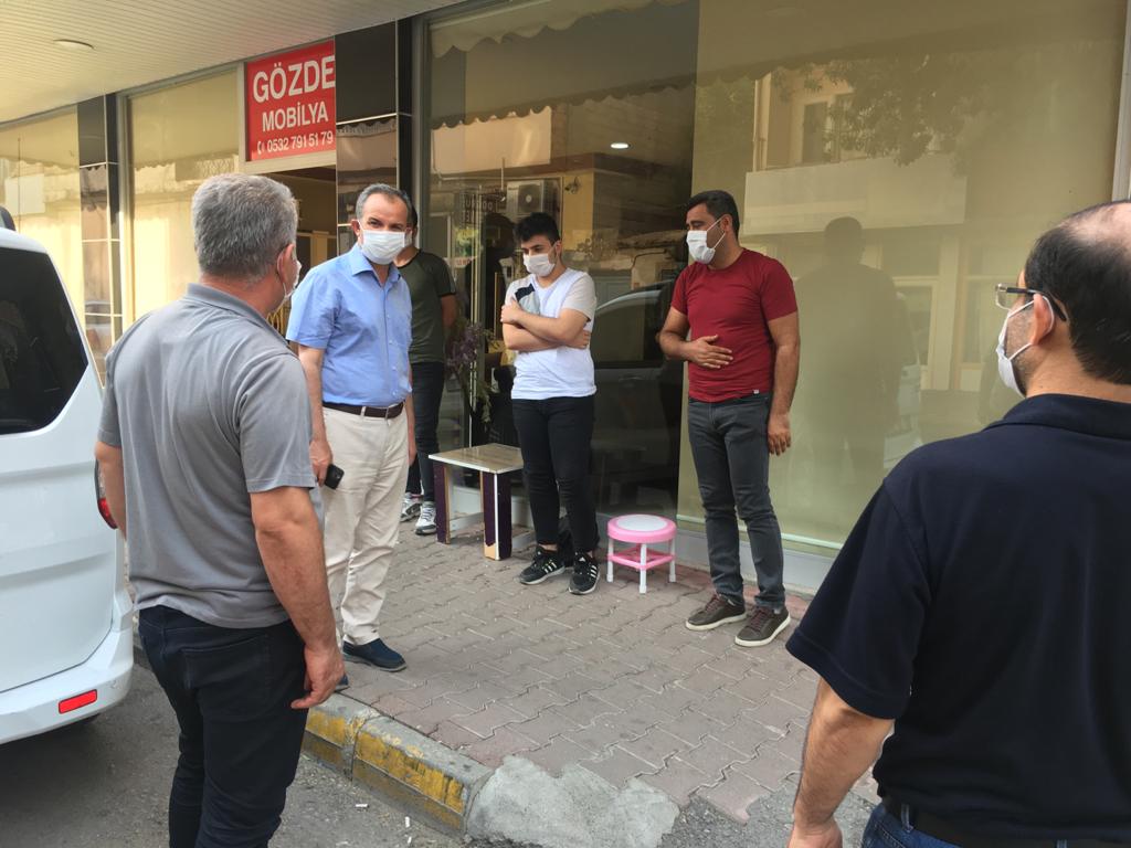 Drsuleymanklnc's tweet photo. Eski Samsat Caddesi üzerinde bulunan esnaflarımızı dinledik. Hem çalışmalarımızı anlatıyor, hem vatandaşlarımızın taleplerini dinliyoruz. Her anı halkın içinde değerlendirip hemşehrilerimizin talep ve önerileri bizzat dinliyorum. https://t.co/t5uhW2i3fS