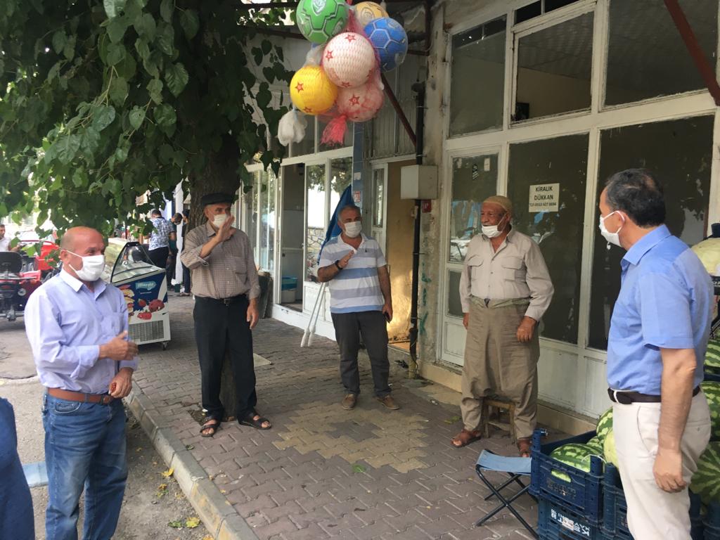 Drsuleymanklnc's tweet photo. Eski Samsat Caddesi üzerinde bulunan esnaflarımızı dinledik. Hem çalışmalarımızı anlatıyor, hem vatandaşlarımızın taleplerini dinliyoruz. Her anı halkın içinde değerlendirip hemşehrilerimizin talep ve önerileri bizzat dinliyorum. https://t.co/t5uhW2i3fS