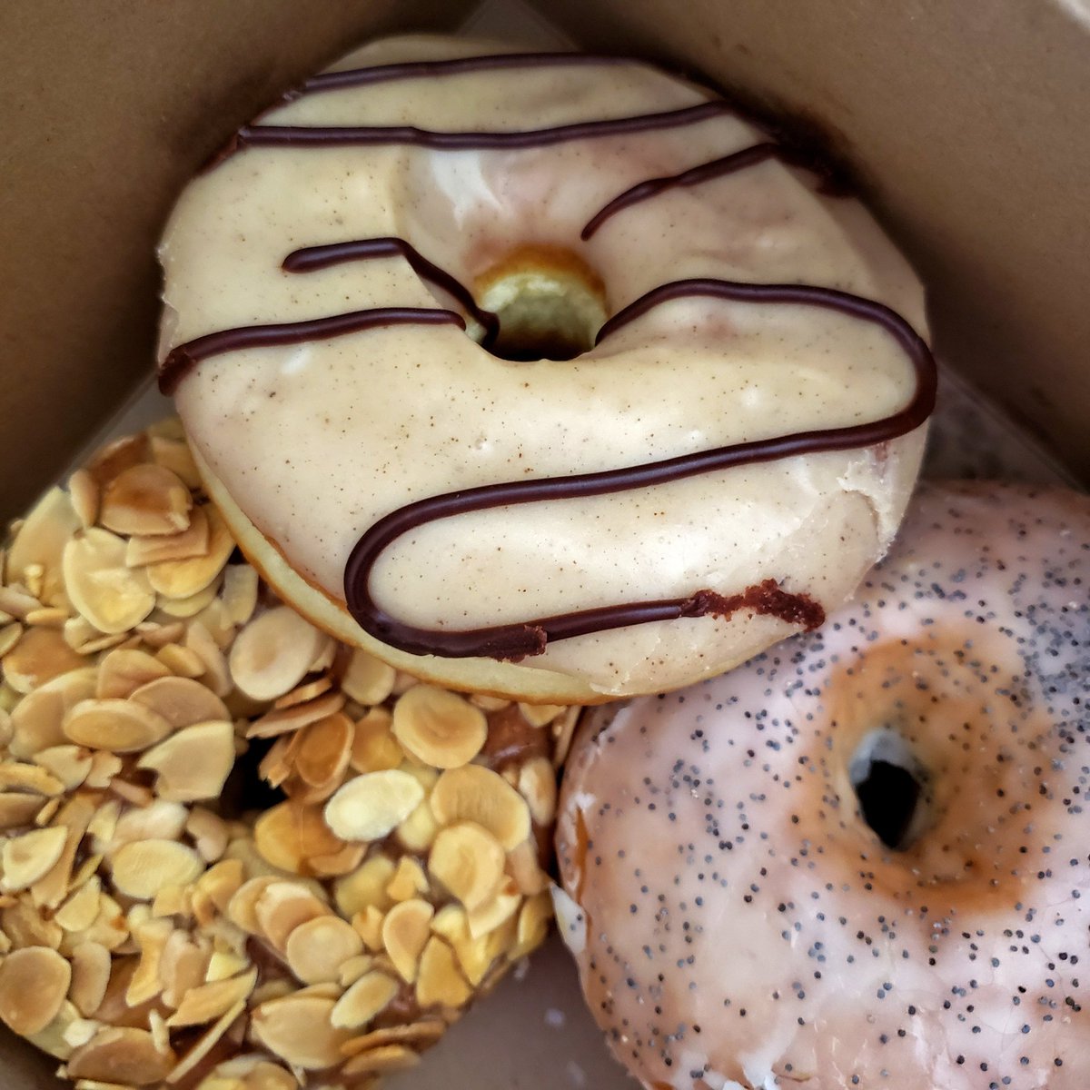 Teresa3c's tweet photo. Bringing these to a friend's later. I may or may not have eaten my doughnut before arriving at our get together 🤭😮☺️ 🍩 @OhDoughnuts #CouldNotWait https://t.co/YEK6GjiJZb