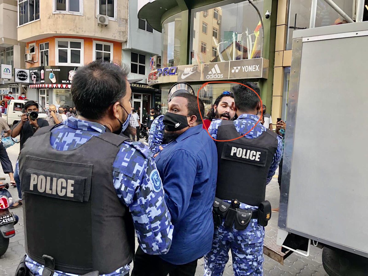 Aattoa's tweet photo. މި  ޤައުމުގަ އަދު މިއޮތީ ދިވެހި ސަރުކާރެއްނަމަ، އިންޑިޔާގެ އަޅުވެތިކަމާ ދެކޮޅަށް ސުލްޙަވެރިކަމާއެކު އަޑުއުފުލުމުން ރަޔަޓު ފުލުހުން ނެރެ، ޙާލަތާ ނުބައްދަލު ބާރު ބޭނުންކޮށް އަނިޔާވެރިކަމާއެކު 100 އިން ދިވެހިން ހައްޔަރު ނުކުރާނެ.

މިއަދު 100 ކުރެވިދާނެ. 
މާދަން 1000  ނިކުންނާާނެ🇲🇻 https://t.co/fKZ3DwLvC1